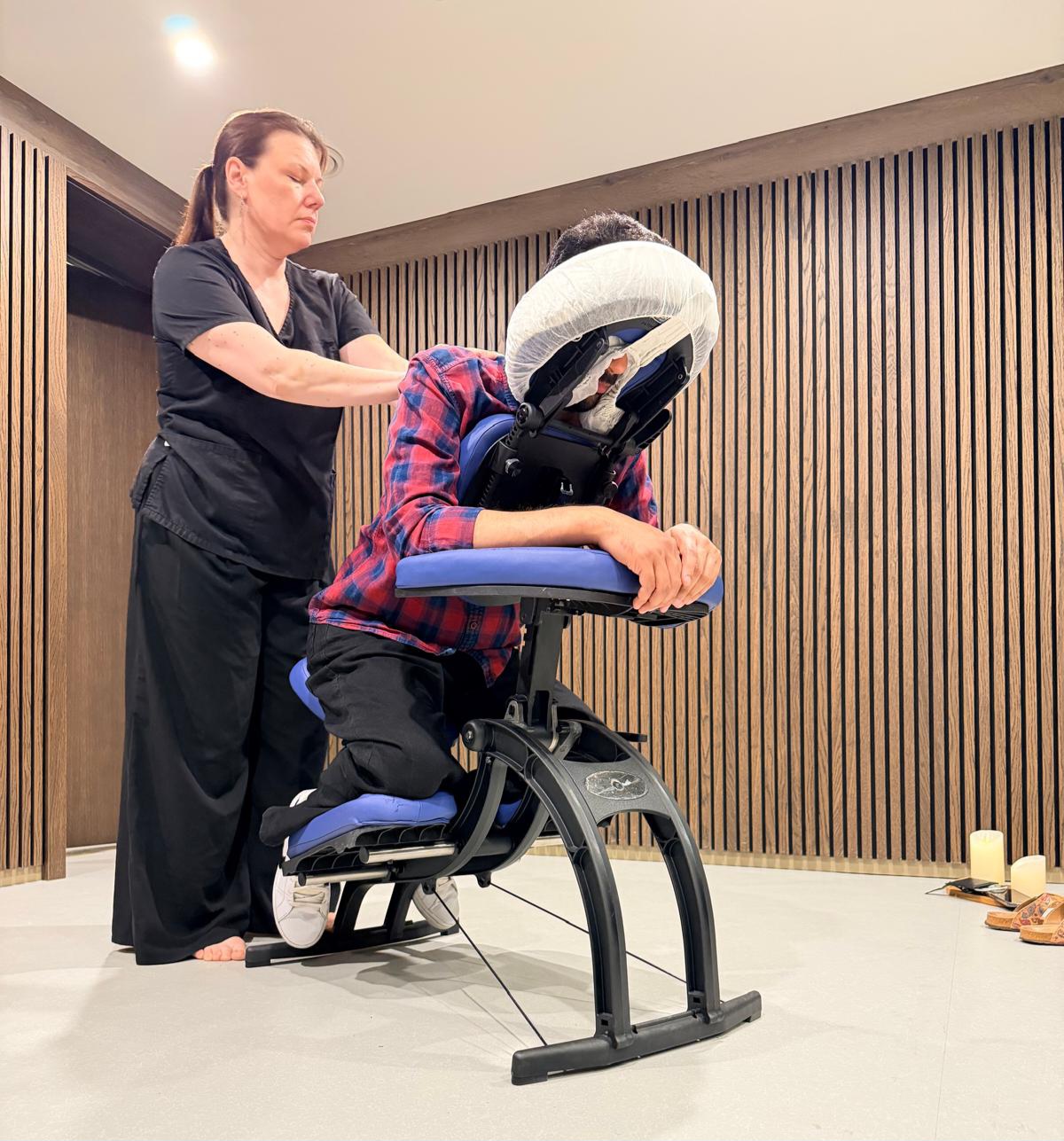 massage-en-entreprise-hiwbi.webp-3.jpg